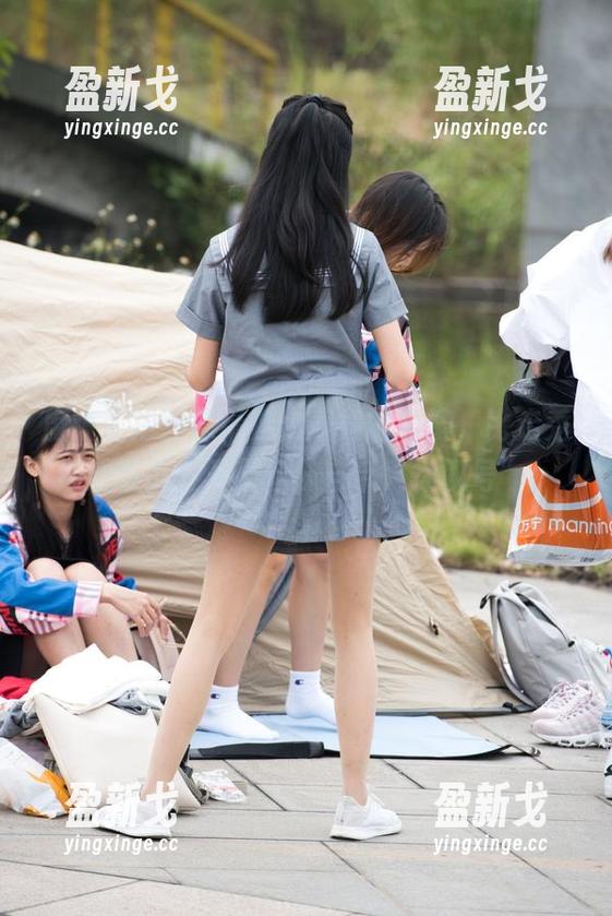 魔镜街拍图库精选：表姐的表演，比走秀还要带感，开叉丝袜自带“惊叹号”！