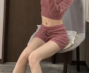 微密圈 – 在网盘里挖到宝，黎允熙baby的美腿写真，哇，居然还有这种姿势。