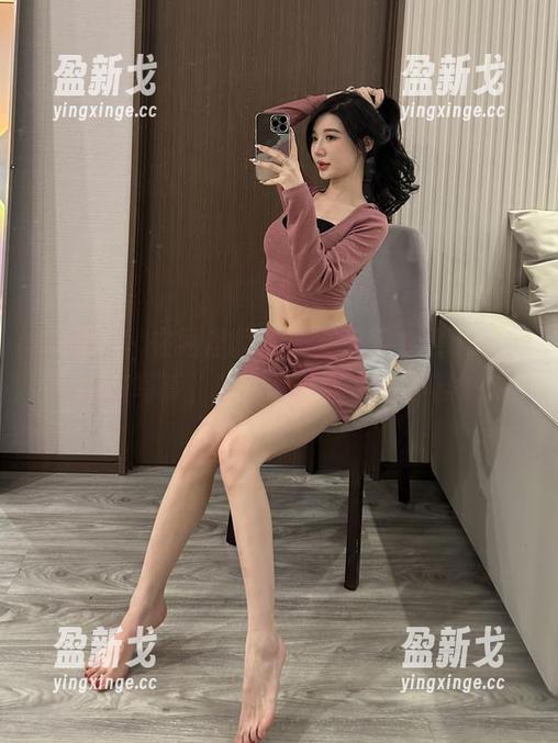 微密圈 - 在网盘里挖到宝，黎允熙baby的美腿写真，哇，居然还有这种姿势。